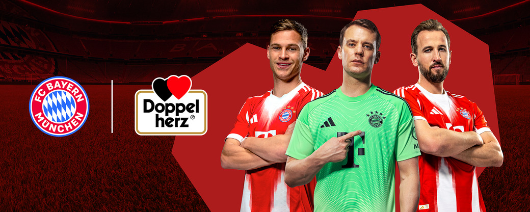 A képen a Bayern München három játékosa látható, akik piros színű mezt viselnek. Két játékos karbafont kézzel áll, míg a harmadik, kapus zöld mezben mutatkozik. A háttérben a stadion látszik. A kép bal oldalán a Bayern München logója és a Doppelherz emblémája található.