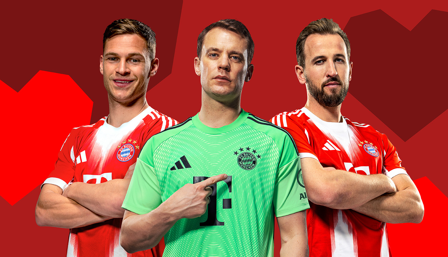 Három futballista áll egymás mellett, mindhárman a Bayern München egyesületének mezében. Középen egy kapus zöld mezben, balra és jobbra két mezőnyjátékos piros és fehér csíkos mezben. A háttér vörös színű.